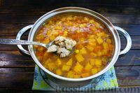 Фото приготовления рецепта: Томатный суп с тыквой, курицей и кукурузой - шаг №17