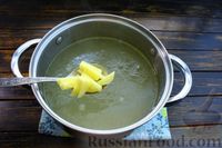 Фото приготовления рецепта: Куриный суп с жареной вермишелью и сладким перцем - шаг №11