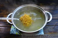 Фото приготовления рецепта: Куриный суп с жареной вермишелью и сладким перцем - шаг №13