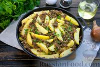 Фото к рецепту: Картофель, запечённый с фаршем и маринованными огурцами