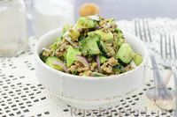 Фото к рецепту: Салат с тунцом, авокадо и огурцом