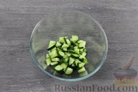 Фото приготовления рецепта: Салат с тунцом, авокадо и огурцом - шаг №3
