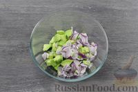 Фото приготовления рецепта: Салат с тунцом, авокадо и огурцом - шаг №4