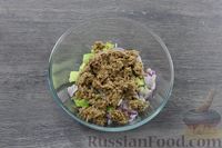 Фото приготовления рецепта: Салат с тунцом, авокадо и огурцом - шаг №5