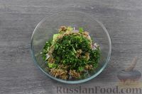 Фото приготовления рецепта: Салат с тунцом, авокадо и огурцом - шаг №6