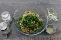 Фото приготовления рецепта: Салат с тунцом, авокадо и огурцом - шаг №7