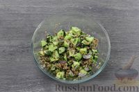 Фото приготовления рецепта: Салат с тунцом, авокадо и огурцом - шаг №8