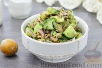 Фото приготовления рецепта: Салат с тунцом, авокадо и огурцом - шаг №9