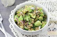 Фото приготовления рецепта: Салат с тунцом, авокадо и огурцом - шаг №10