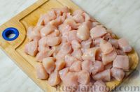 Фото приготовления рецепта: Курица, тушенная с грибами и тыквой в сливочно-соевом соусе - шаг №2