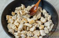 Фото приготовления рецепта: Курица, тушенная с грибами и тыквой в сливочно-соевом соусе - шаг №3