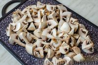 Фото приготовления рецепта: Курица, тушенная с грибами и тыквой в сливочно-соевом соусе - шаг №5