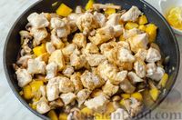 Фото приготовления рецепта: Курица, тушенная с грибами и тыквой в сливочно-соевом соусе - шаг №9
