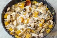 Фото приготовления рецепта: Курица, тушенная с грибами и тыквой в сливочно-соевом соусе - шаг №10