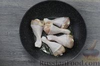 Фото приготовления рецепта: Курица, тушенная в томатно-молочном соусе - шаг №3
