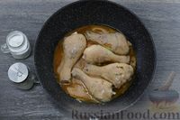 Фото приготовления рецепта: Курица, тушенная в томатно-молочном соусе - шаг №7