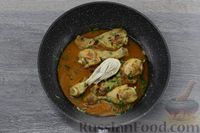 Фото приготовления рецепта: Курица, тушенная в томатно-молочном соусе - шаг №8