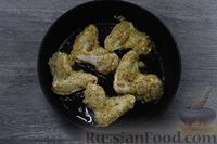 Фото приготовления рецепта: Жареные куриные крылышки в панировке - шаг №8