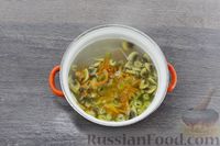 Фото приготовления рецепта: Суп с рисовой лапшой и грибами - шаг №6