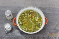 Фото приготовления рецепта: Суп с рисовой лапшой и грибами - шаг №7