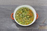 Фото приготовления рецепта: Суп с рисовой лапшой и грибами - шаг №8