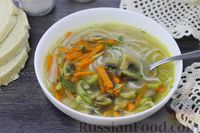Фото приготовления рецепта: Суп с рисовой лапшой и грибами - шаг №10