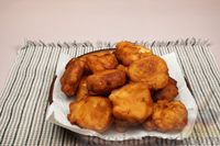 Фото приготовления рецепта: Ленивые пончики на кефире, с яблоками - шаг №9