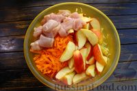 Фото приготовления рецепта: Капуста, тушенная с курицей и яблоками (в рукаве) - шаг №7