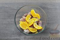 Фото приготовления рецепта: Шашлык из свинины, запечённый с апельсинами и луком (в рукаве) - шаг №3