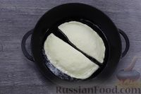 Фото приготовления рецепта: Чебуреки с сыром сулугуни - шаг №11