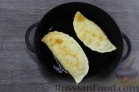 Фото приготовления рецепта: Чебуреки с сыром сулугуни - шаг №12