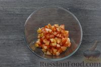Фото приготовления рецепта: Салат с помидорами, луком, оливками и орехами - шаг №2