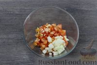 Фото приготовления рецепта: Салат с помидорами, луком, оливками и орехами - шаг №3