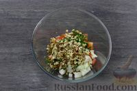 Фото приготовления рецепта: Салат с помидорами, луком, оливками и орехами - шаг №6