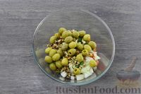 Фото приготовления рецепта: Салат с помидорами, луком, оливками и орехами - шаг №7