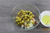 Фото приготовления рецепта: Салат с помидорами, луком, оливками и орехами - шаг №8