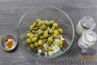 Фото приготовления рецепта: Салат с помидорами, луком, оливками и орехами - шаг №9