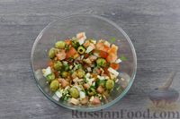 Фото приготовления рецепта: Салат с помидорами, луком, оливками и орехами - шаг №10