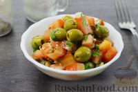Фото приготовления рецепта: Салат с помидорами, луком, оливками и орехами - шаг №11