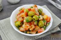 Фото приготовления рецепта: Салат с помидорами, луком, оливками и орехами - шаг №12