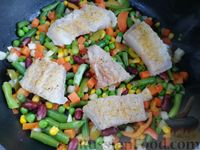 Фото приготовления рецепта: Рыба, тушенная с замороженными овощами - шаг №4