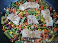 Фото приготовления рецепта: Рыба, тушенная с замороженными овощами - шаг №5