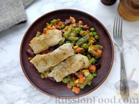 Фото приготовления рецепта: Рыба, тушенная с замороженными овощами - шаг №6