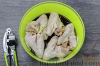 Фото приготовления рецепта: Куриные крылышки, запечённые в соево-лимонном соусе - шаг №6