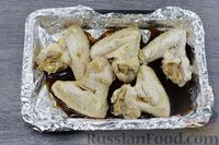 Фото приготовления рецепта: Куриные крылышки, запечённые в соево-лимонном соусе - шаг №7