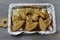 Фото приготовления рецепта: Куриные крылышки, запечённые в соево-лимонном соусе - шаг №8
