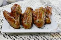 Фото приготовления рецепта: Куриные крылышки, запечённые в соево-лимонном соусе - шаг №9