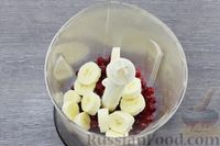 Фото приготовления рецепта: Бананово-клюквенный смузи - шаг №3