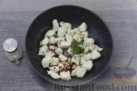 Фото приготовления рецепта: Гречка с курицей, грибами и сметаной (на сковороде) - шаг №4