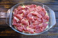 Фото приготовления рецепта: Капуста, запечённая со свининой в томатном соке - шаг №6